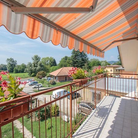 Silver Lake Apartment - Happy Rentals Angera Dış mekan fotoğraf