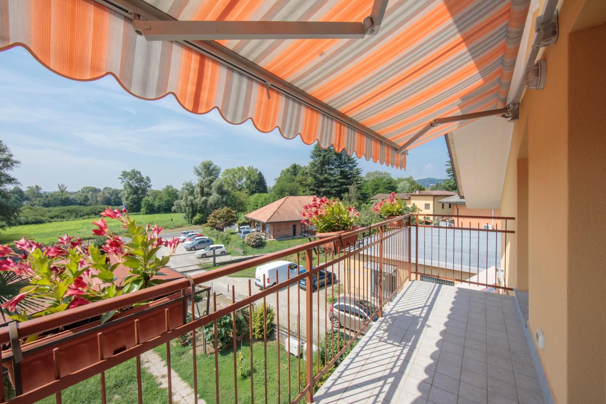 Silver Lake Apartment - Happy Rentals Angera Dış mekan fotoğraf