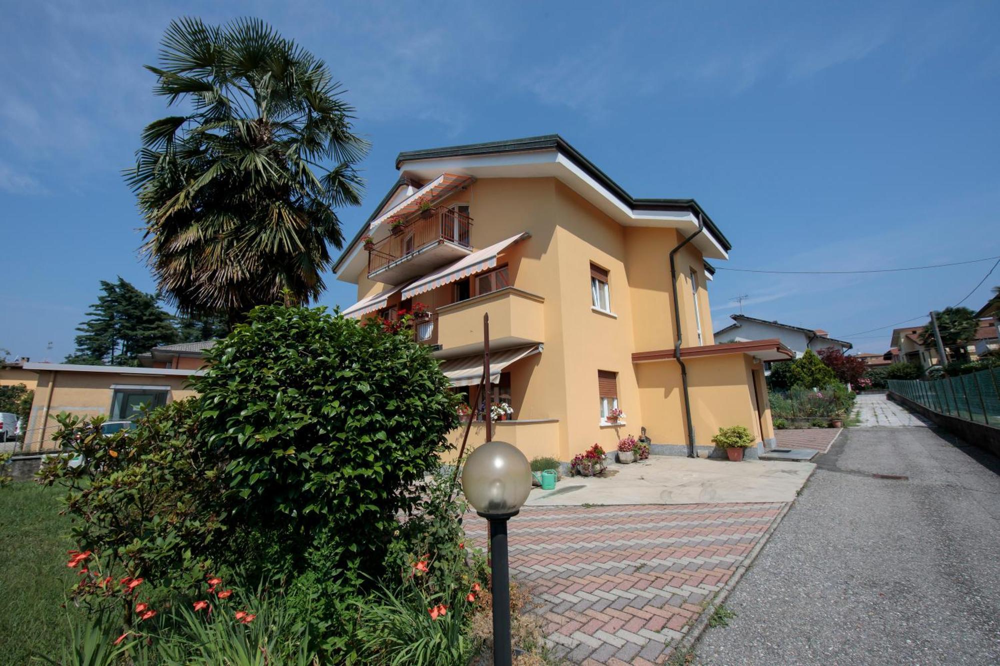 Silver Lake Apartment Angera Dış mekan fotoğraf