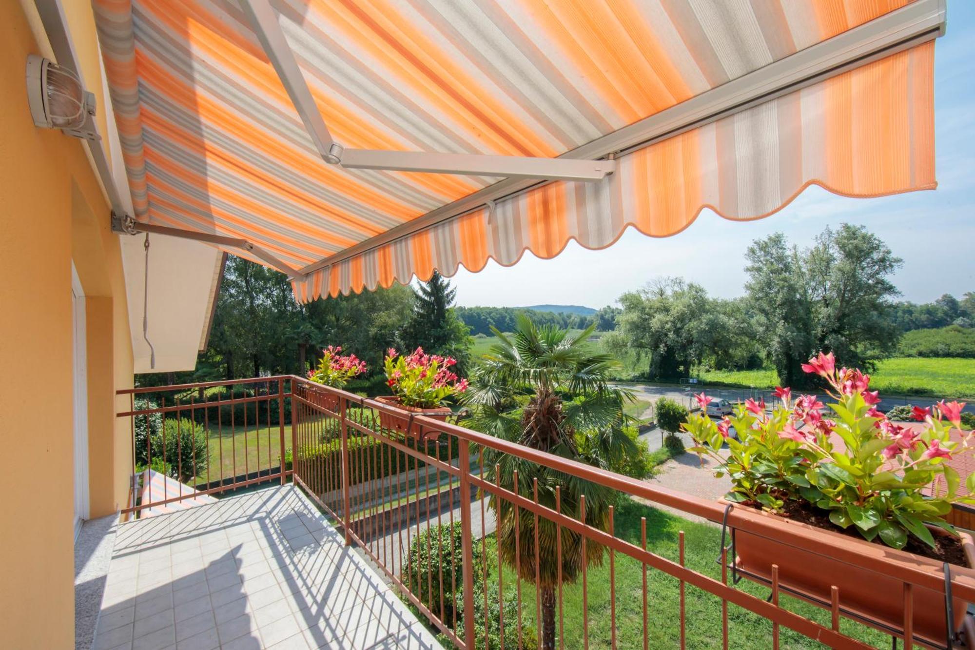 Silver Lake Apartment - Happy Rentals Angera Dış mekan fotoğraf